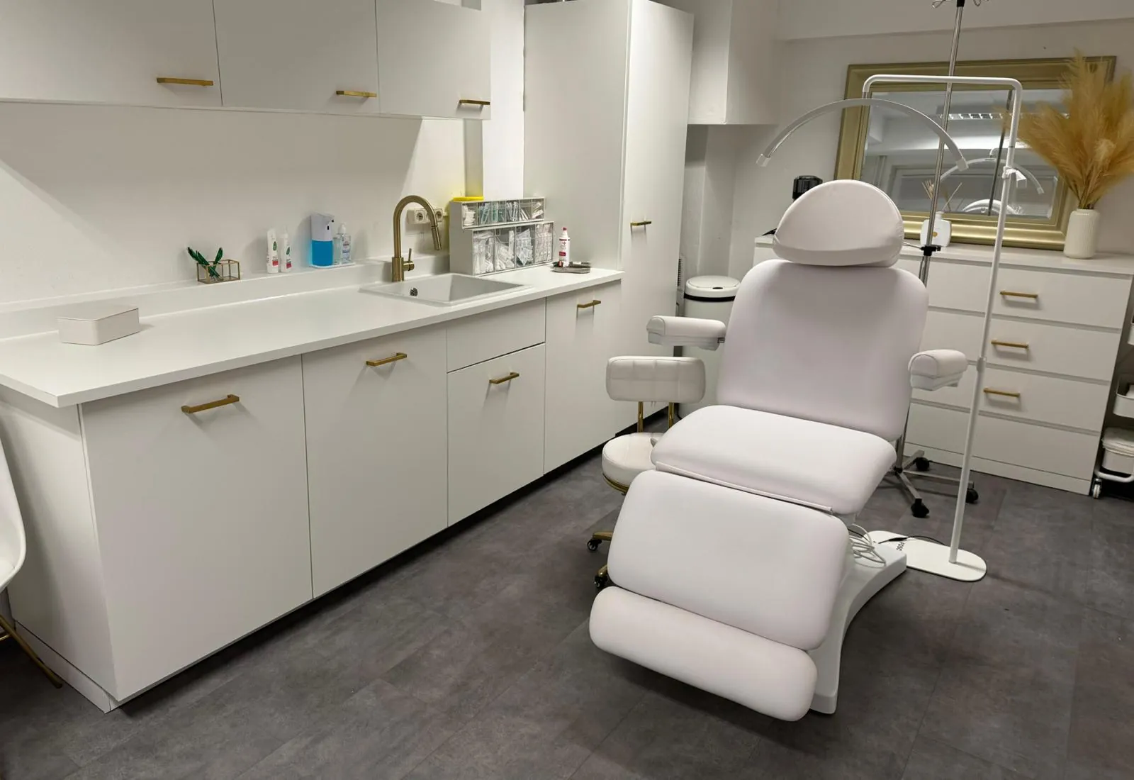 Behandlungsstuhl und Infusionsbereich
